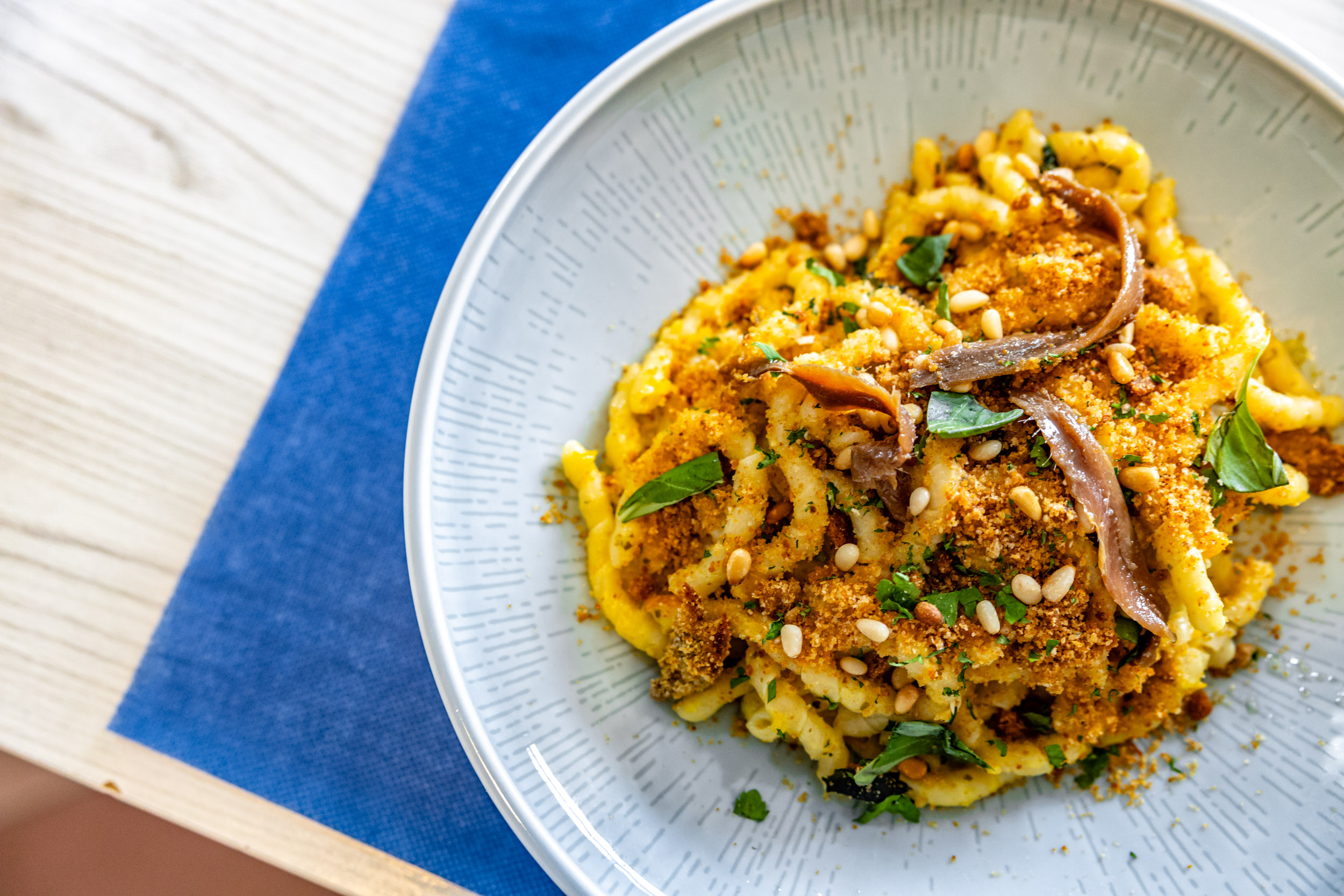 Pasta fresca con pinoli e acciughe servita alla Tavernetta al Tennis