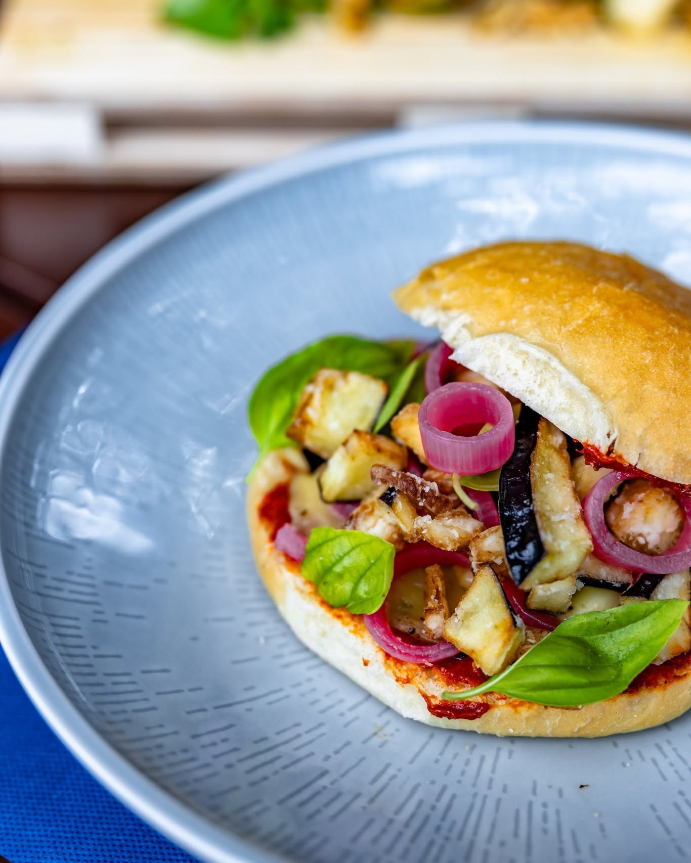 Panino con melanzane, cipolla rossa e basilico
